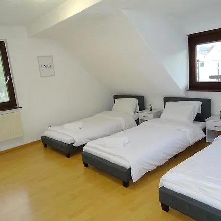 アパート Zentrale Stadtwohnung Bis Zu 9 Personen In キルヒハイム・ウンター・テック